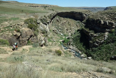 ムトゥワが巡った南部アフリカの聖地の多くは数億年前の地層の岩山や滝、洞窟（右奥）にある＝南アフリカ自由州のモトゥレン洞窟で10月