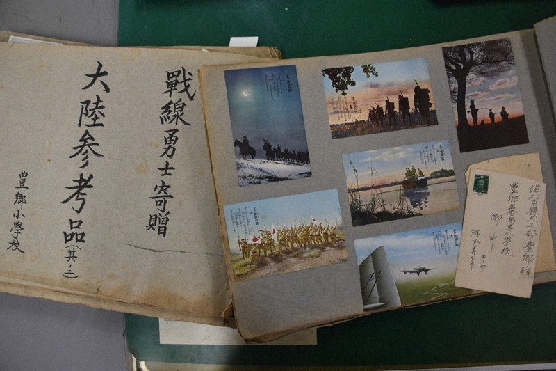 戦後80年：「聖地」で発見、軍事郵便 出征風景や農作業 戦中のガラス