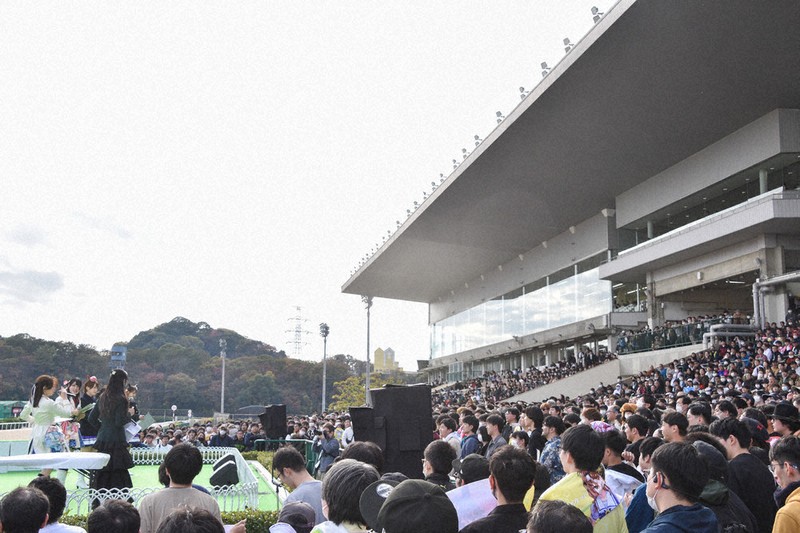 ファンら夢のコラボ楽しむ 佐賀競馬場で「ウマ娘」と「ゾンビランド