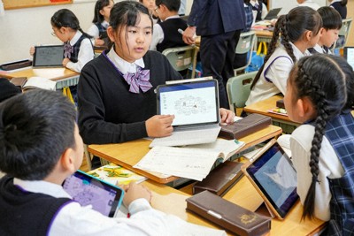 グループに分かれて議論する児童ら＝大阪府高槻市の関西大初等部で、村田貴司撮影