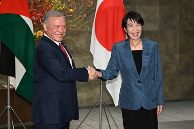 ヨルダンのアブドラ国王（左）とのワーキングディナーに臨み、握手を交わす高市早苗首相＝首相官邸で2025年11月11日午後6時9分、平田明浩撮影