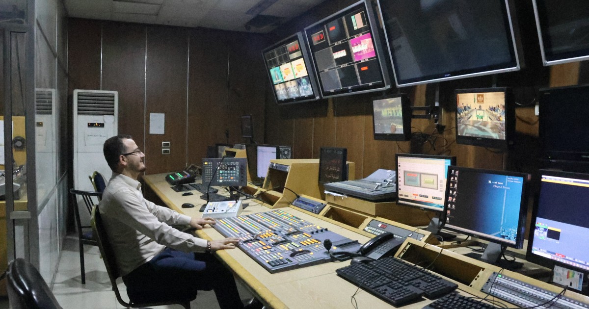 アサド政権崩壊直後に声明を出したスタジオに座るシリア国営放送のスタッフ、ナジャムさん＝ダマスカスで2025年11月26日午後2時23分、金子淳撮影