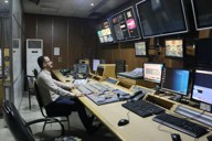 アサド政権崩壊直後に声明を出したスタジオに座るシリア国営放送のスタッフ、ナジャムさん＝ダマスカスで2025年11月26日午後2時23分、金子淳撮影