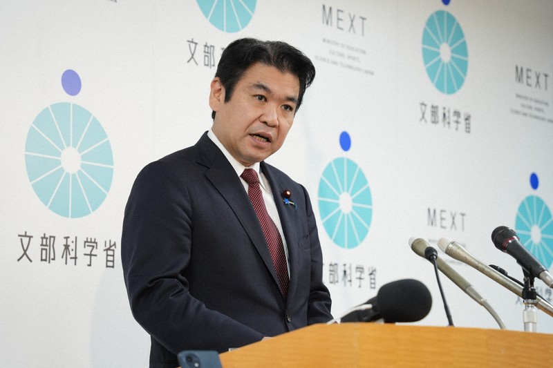 18歳人口の集計方法について見直す方針を明らかにする松本洋平文部科学相＝東京都千代田区で2025年12月2日午前8時55分、斎藤文太郎撮影