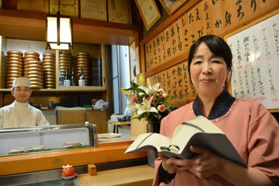 すし屋のおかみをしながら司法試験に合格した畠伸子さん（右）。「平日は法科大学院に通わせてもらい、お店のみんなに迷惑をかけました」＝愛知県美浜町で2025年11月21日午後3時31分、岡田英撮影
