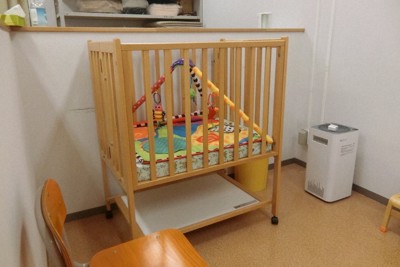 学業と子育ての両立をサポートするため、託児所や保育所を設置する大学もある。上智大学の学内託児室では、補助料金を適用すると午前9時から午後7時の授業時間中は1時間800円と安価な価格で利用できる＝東京都千代田区で、同大・石脇珠己撮影