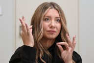 佐久間琴弓記者の質問に手話で答えるアシュリー・ライアンさん＝東京都新宿区で2025年11月21日、宮本明登撮影