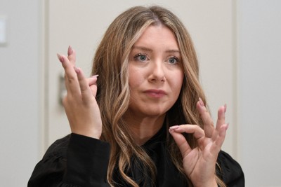 佐久間琴弓記者の質問に手話で答えるアシュリー・ライアンさん＝東京都新宿区で2025年11月21日、宮本明登撮影