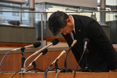 飲食店従業員へのセクハラを陳謝し、辞意を表明した佐賀県有田町の松尾佳昭町長＝有田町で2025年12月2日午後5時、成松秋穂撮影