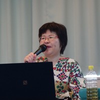 「わくわくシニアシングルズ」のセミナーで講演するライターの和田静香さん＝東京都千代田区で2025年10月18日午後1時45分、垂水友里香撮影
