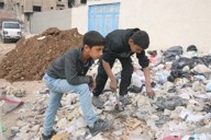 がれきの中から鉄くずを探すモアーズさん（手前）＝ダマスカスで2025年11月26日、金子淳撮影
