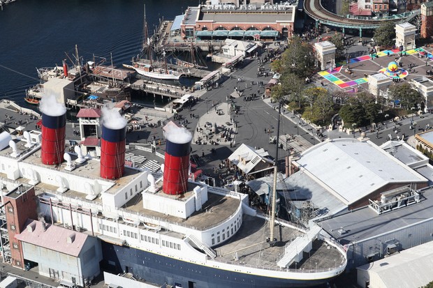 Man brandishes knife in Tokyo's Disney resort, flees scene