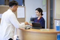 マイナ保険証を巡って病院窓口の手続きに戸惑う人が出ている＝ゲッティ