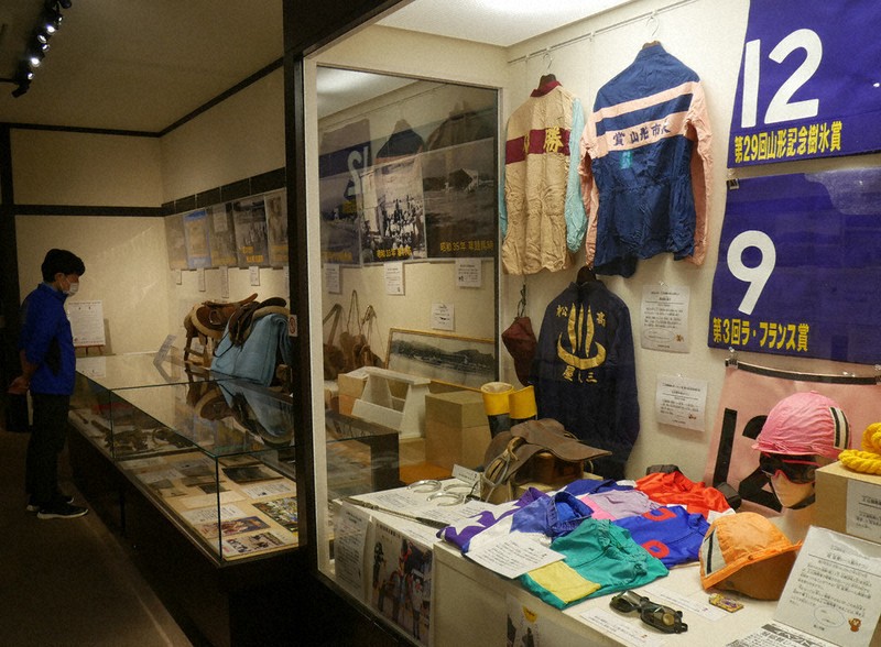 上山競馬場 往時の輝き 馬具や騎手勝負服、案内表示… 貴重な資料100点