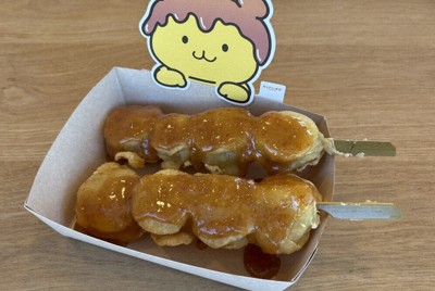 みそぽてと本舗の「みそポテト（4個串）」。直売所では出来たてを食べられる＝埼玉県秩父市で2025年10月、加藤潔撮影
