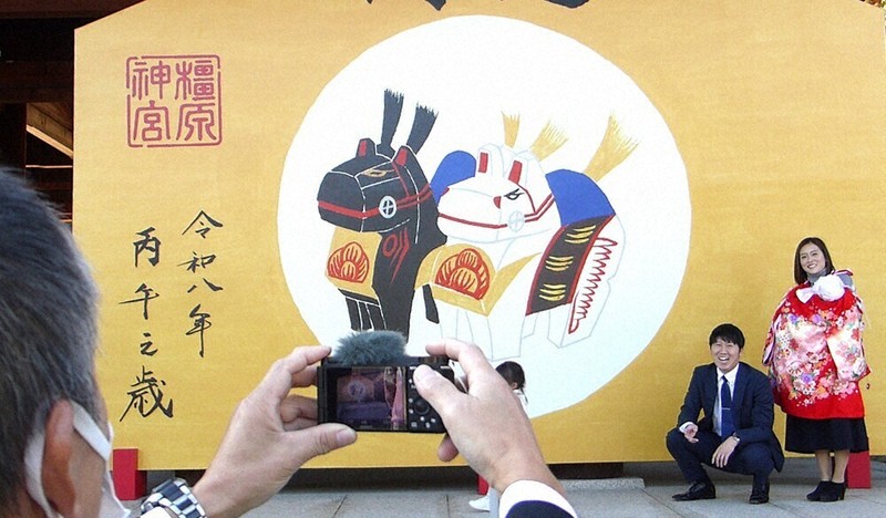 橿原焼 畝火山 黒田壷中作 神代馬 歳末点描：添い合って、ウマくいくよ 「午」に張り替え 橿原神宮・大