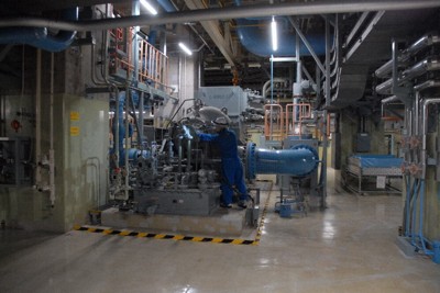 原子炉に水を送る復水昇圧ポンプを確認する運転員＝松江市の島根原発2号機で、上野宏人撮影