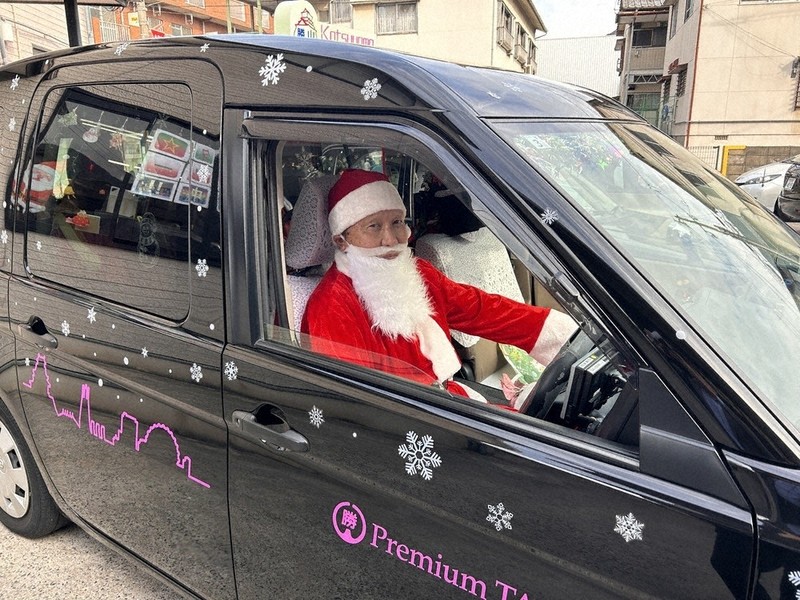 2025歳末点描：座席も車体もクリスマス仕様「この時期ならではの