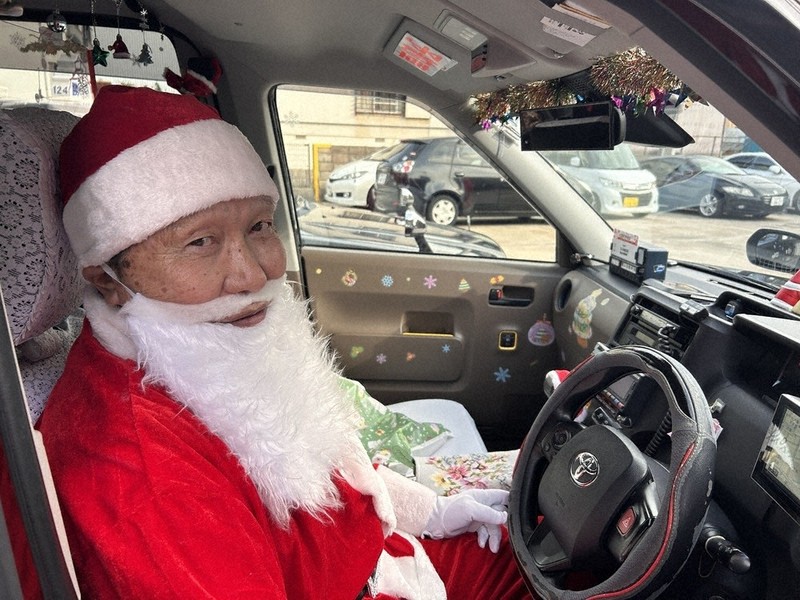 2025歳末点描：街を走る「サンタ☆タクシー」 ／福岡 | 毎日新聞