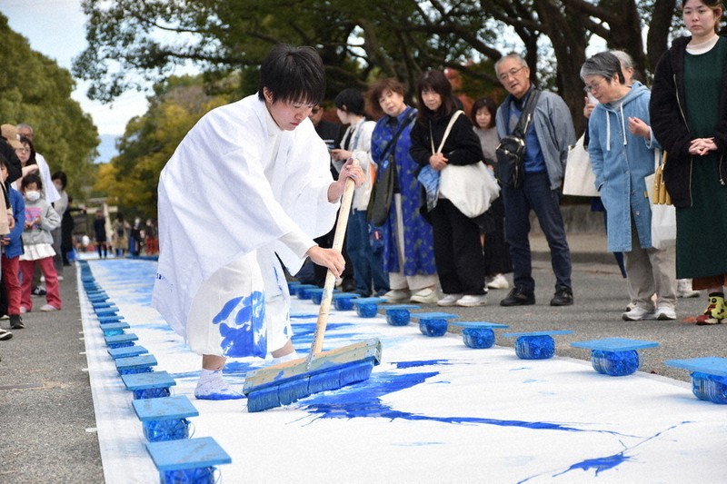 青の道」未来へ 筥崎宮の参道でアートイベント ／福岡 | 毎日新聞