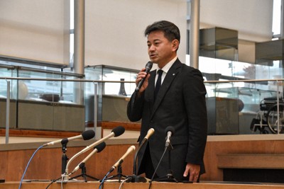 飲食店従業員へのセクハラを陳謝し、辞意を表明した佐賀県有田町の松尾佳昭町長＝有田町で2025年12月2日午後5時1分、成松秋穂撮影