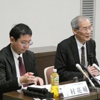 大阪・関西万博の経済波及効果を説明するアジア太平洋研究所の稲田義久研究統括（右）ら＝大阪市中央区で2025年12月3日午後1時31分、新宮達撮影