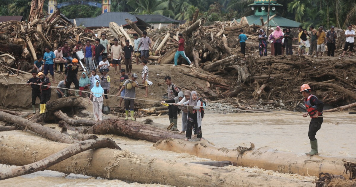インドネシア、タイで政府批判噴出 アジア豪雨で1300人超死亡 [写真