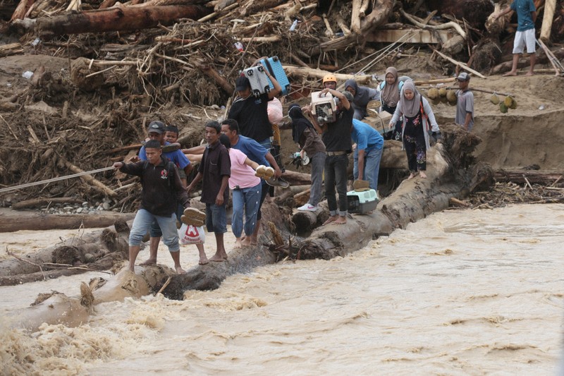 インドネシア、タイで政府批判噴出 アジア豪雨で1300人超死亡 [写真