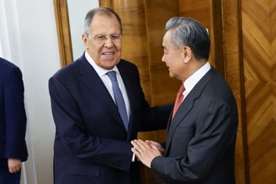 ロシアのラブロフ外相（左）と面会した中国の王毅外相＝モスクワで2025年12月2日、露外務省提供・ロイター