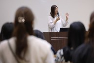 福岡女子大の学生たちに講演するトランスジェンダー女性の美咲さん＝福岡市東区で2025年10月6日、金澤稔撮影