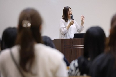 福岡女子大の学生たちに講演するトランスジェンダー女性の美咲さん＝福岡市東区で2025年10月6日、金澤稔撮影