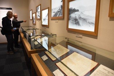 展示ケースに並ぶ、八雲から妻セツに送られた手紙＝静岡県焼津市で2025年12月2日午後4時26分、丹野恒一撮影