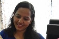 介護福祉士のダハール・プラティマさん。休日に2歳のプラちゃんと絵本を楽しむ＝福岡市中央区で2025年9月15日午前11時16分、平川昌範撮影