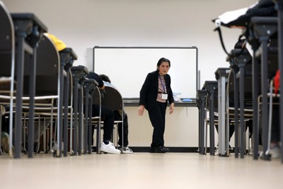 修学旅行で大阪府松原市から来た小学6年生に、原爆で大やけどを負い、皮膚を引きずりながら歩く下級生の様子を説明する切明千枝子さん。約1時間、一度も座ることなく話し続けた＝広島市で2025年10月28日、佐藤賢二郎撮影