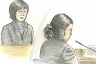 被告人質問に答える山上徹也被告。左は公判に出席した安倍昭恵さん（イラストと構成・田村角）