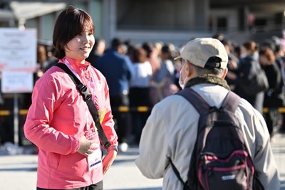 東京体育館の前に立つ東京デフリンピックでボランティアを務める草次祐衣記者＝東京都渋谷区で2025年11月26日、西夏生撮影