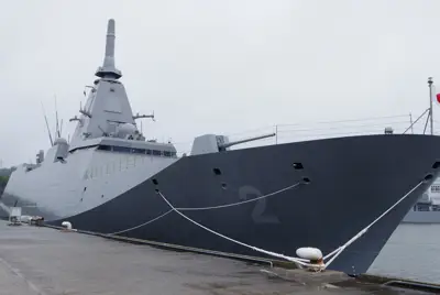 海上自衛隊の「もがみ型」護衛艦「くまの」。オーストラリアに「もがみ型」の改良型を共同開発の名目で輸出することが決まっている=神奈川県横須賀市の海自横須賀基地で2025年4月、中村紬葵撮影