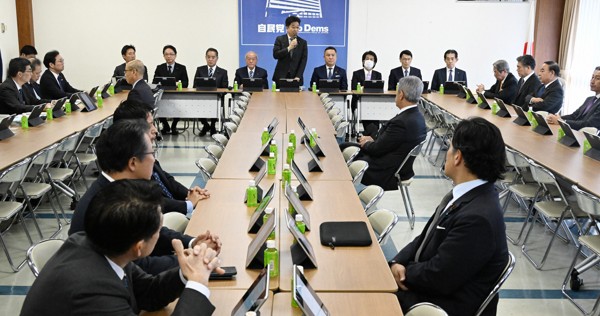 自民党の政治制度改革本部と総務部会の合同会合で、発言する政治制度改革本部の加藤勝信本部長（奥中央）＝同党本部で2025年12月3日午後3時3分、平田明浩撮影