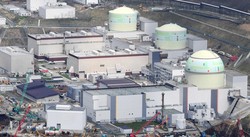 北海道電力が再稼働を目指す泊原発。手前が3号機＝北海道泊村で2025年4月30日、本社機「希望」から西夏生撮影