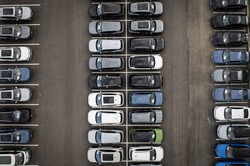 米コロラド州ボルダーの自動車販売店＝Chet Strange for WSJ