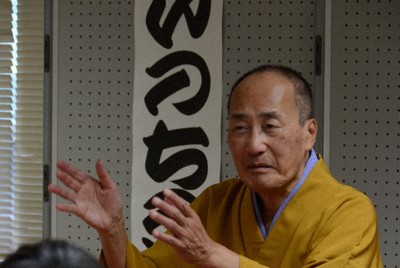 独演会で、がんの仲間を前に「いのちの落語」を披露する樋口強さん＝東京都江東区で10月25日