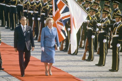 東京サミットのため来日し、歓迎式典に臨んだサッチャー英首相。左は中曽根康弘首相（いずれも当時）＝東京都港区の迎賓館で1986年5月4日、木村滋撮影