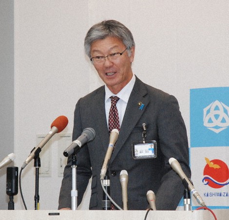 記者会見に臨む桜井雅浩・柏崎市長＝新潟県柏崎市役所で2025年12月3日、内藤陽撮影