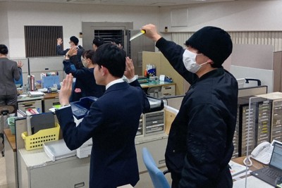 刃物を突きつける強盗役と手を上げる行員＝津市の百五銀行久居支店で2025年12月2日、山本直撮影