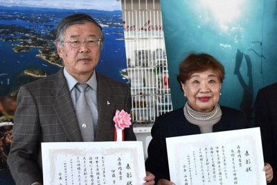 石原円吉賞を受賞した伊藤芳正さん（左）と鳥羽まちなみ水族館の水谷伸子さん＝三重県鳥羽市で、下村恵美撮影