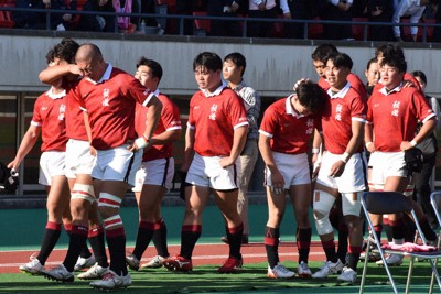 兵庫県予選決勝で敗れ、涙を流す報徳学園の選手たち＝神戸市のユニバー記念競技場で2025年11月8日、長宗拓弥撮影