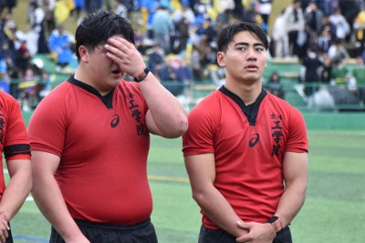 京都府予選決勝で敗れ、目を赤くする京都工学院主将の杉山祐太朗選手（右）＝京都市の宝が池公園球技場で2025年11月9日、長宗拓弥撮影