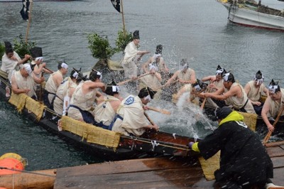 美保神社の「諸手船神事」で大漁などを願って水を掛け合う氏子たち＝松江市美保関町美保関で、村瀬達男撮影