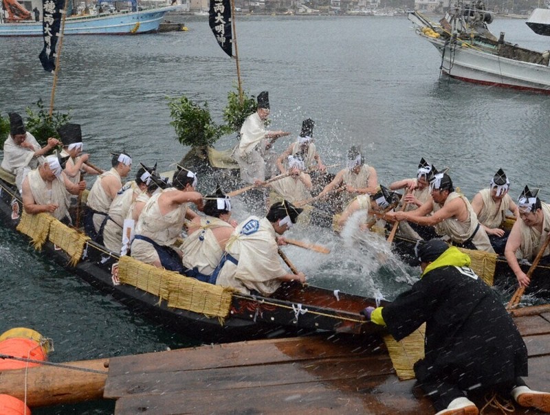 ヤーヤー、豪快に水掛け 国譲り神話ちなむ諸手船神事 松江 ／島根