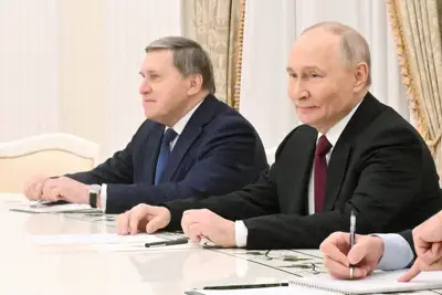 米国との協議に臨むプーチン露大統領(手前)=モスクワで2025年12月2日、スプートニク通信・ロイター